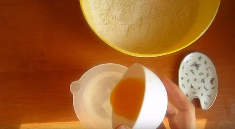 Ajouter le beurre fondu à l'eau aussi bien.