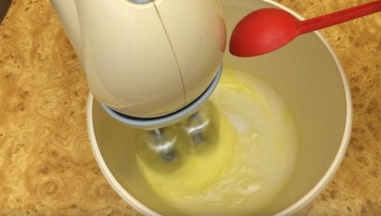 Batir los huevos con una pizca de sal.