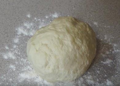 La pâte pour pâtés au kéfir est tendre, élastique, roule bien et conserve sa forme