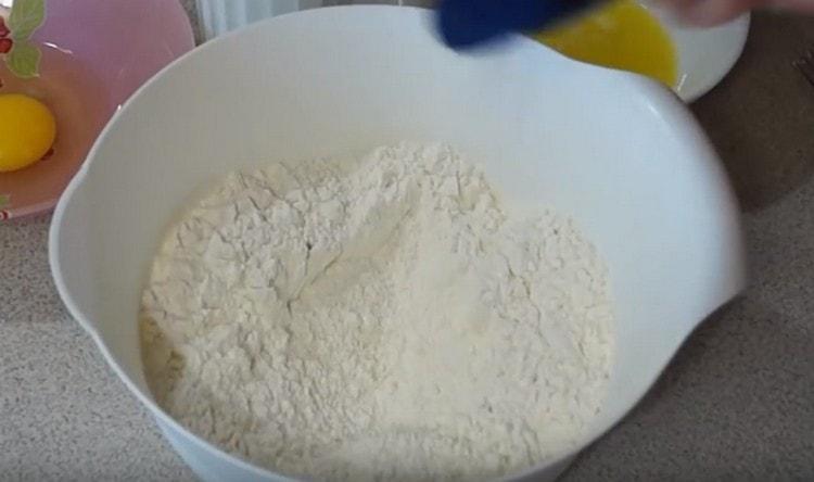 Ajoutez du sel à la farine tamisée.