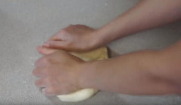 Lorsque la pâte épaissit, pétrissez-la bien avec les mains.