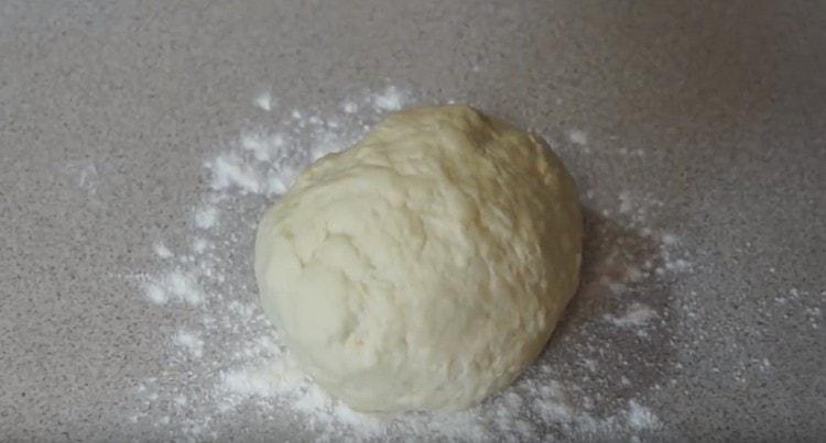 Une telle pâte pour pâtés au kéfir n’est pas du tout difficile à préparer.