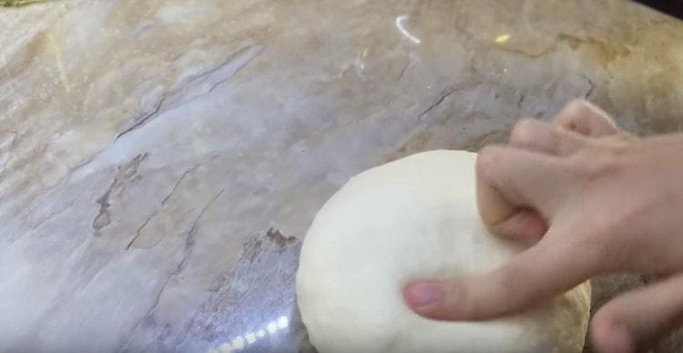 La pâtisserie pour Chebureks est prête, elle sera bouillonnante et croustillante lors de la friture.