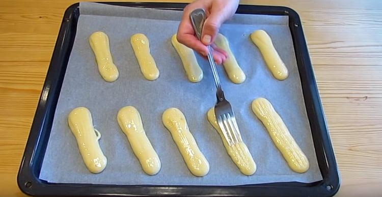 Carefully draw a fork over the eclairs, making a pattern.