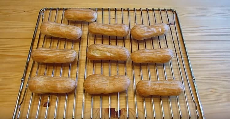 We have prepared the perfect dough for eclairs, it remains only to cool and fill them.