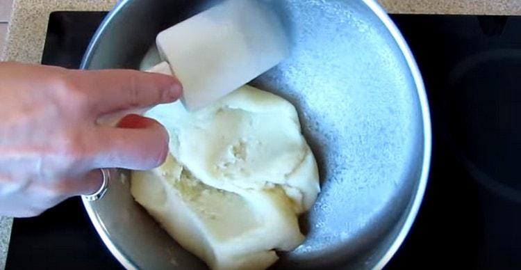 Nous mettons la casserole avec la pâte sur la cuisinière et faisons cuire encore quelques minutes, jusqu'à ce qu'il reste des traces de farine sur les parois de la casserole.