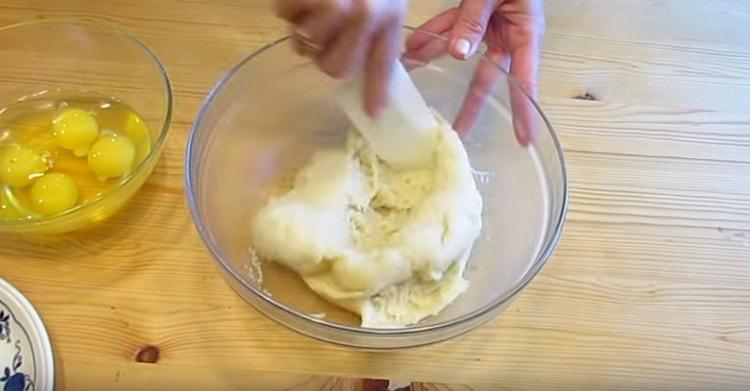 Nous déplaçons la pâte dans un bol, mélangeons pour qu'elle refroidisse un peu.