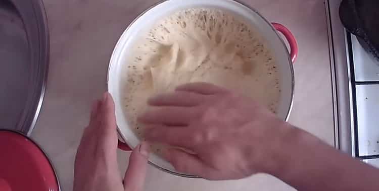 Pour faire la pâte bursaki, mettez la pâte dans une casserole