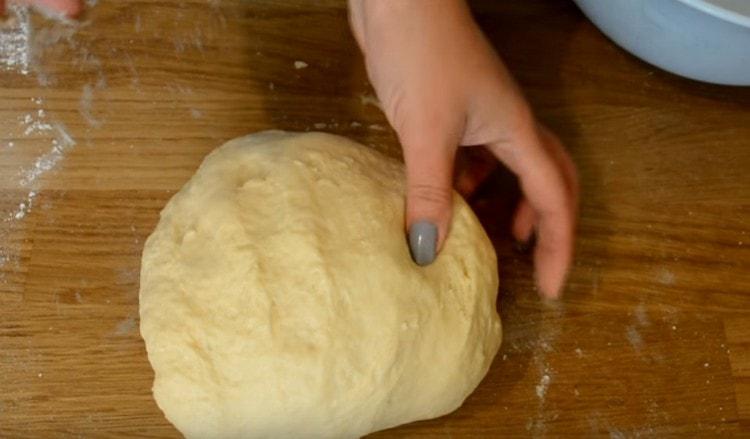 Pétrir la pâte molle, qui ne devrait pas coller à vos mains.