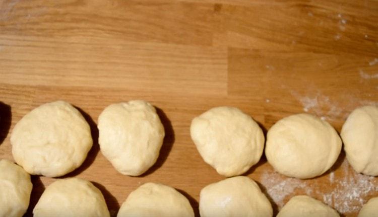 De la pâte finie nous formons des boules.