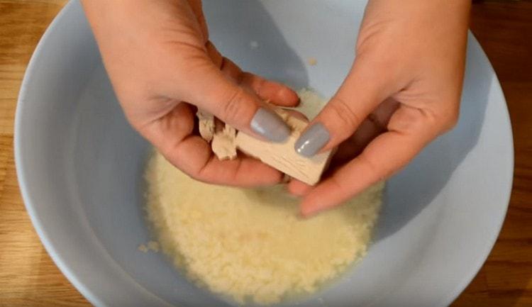 Versez le lait aigre tiède dans un bol et écrasez la levure.