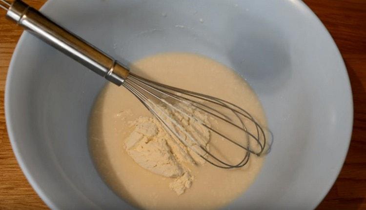 Ajouter 5-6 cuillères à soupe de farine et mélanger.