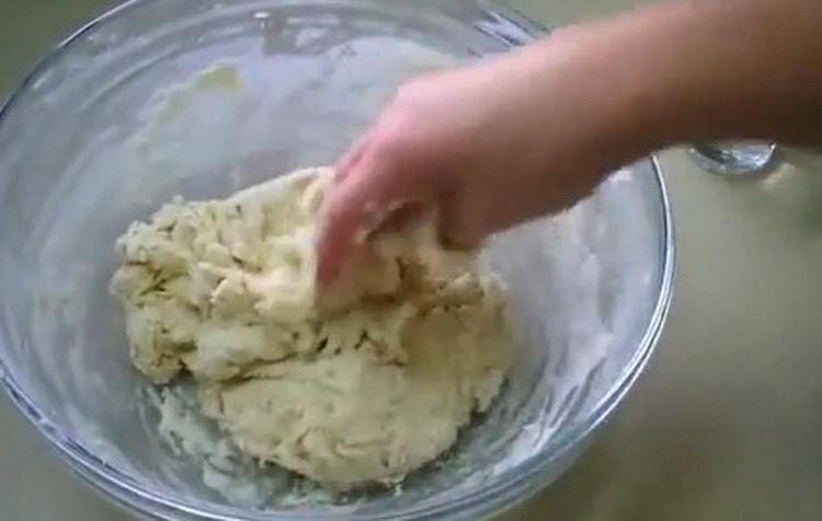 Knead the dough to make kefir pies