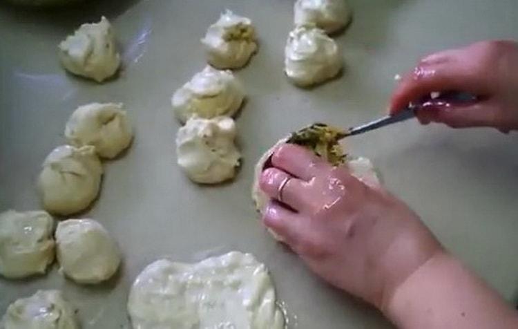 Para hacer pasteles de kéfir, ponga el relleno sobre la masa