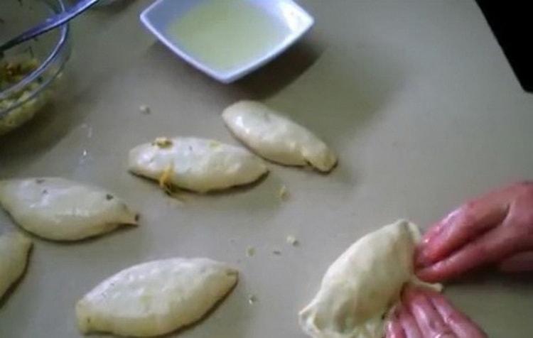 Pâte de kéfir pour les tartes dans une casserole: une recette étape par étape avec des photos