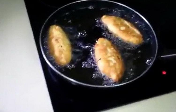 Comment apprendre à faire cuire une délicieuse pâte à kéfir pour des tartes dans une casserole