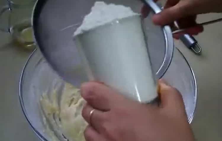 Para hacer pasteles de kéfir, agregue harina