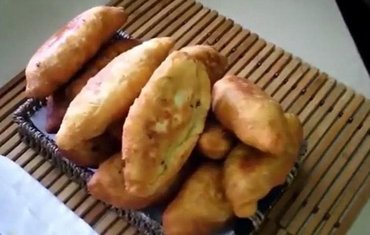 Comment apprendre à faire cuire une délicieuse pâte à kéfir pour des tartes dans une casserole