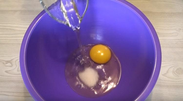 Add vegetable oil and salt to the egg.