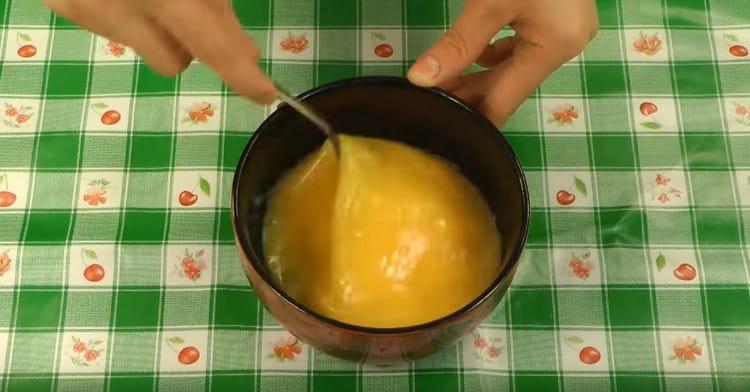 Beat the egg mass with a fork or whisk.