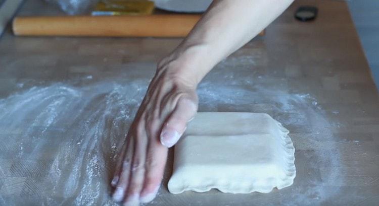 Pellizcamos los bordes del sobre resultante.