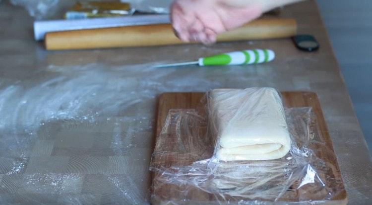 We wrap the dough in cling film and send it to the refrigerator.