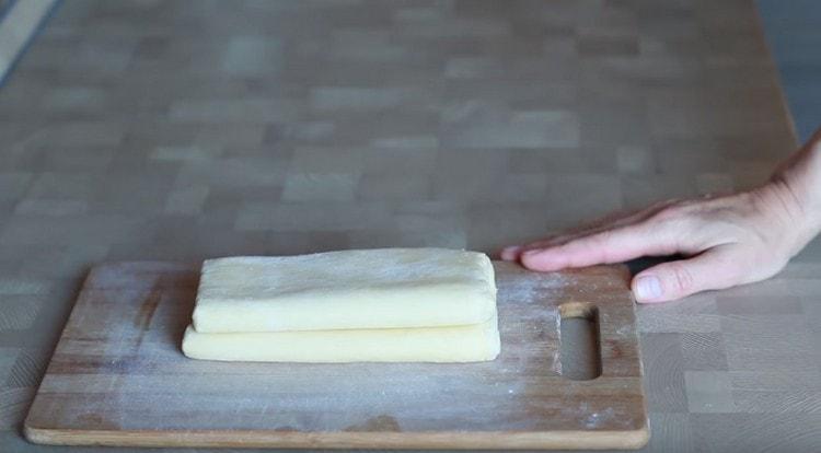 La dernière fois, nous répétons les manipulations avec le laminage de la pâte, et celle-ci est prête.