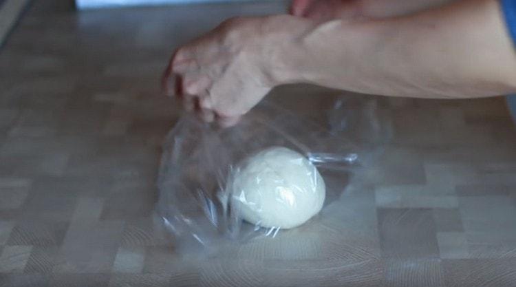 Envolvemos la masa en film transparente y la enviamos al refrigerador.