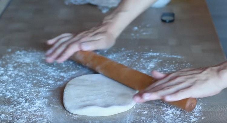 Roll out the dough into a rectangular layer.