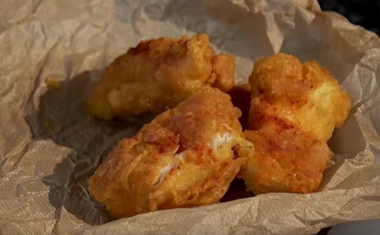 El bacalao rebozado, preparado de acuerdo con esta receta, lo deleitará con una carne crujiente y tierna en su interior.