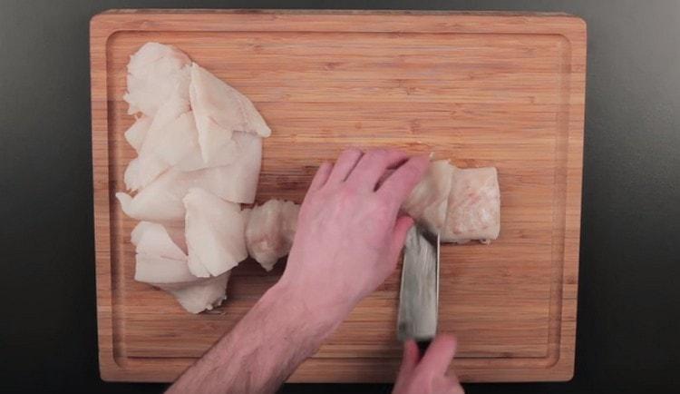 Cortar el filete de bacalao en trozos.