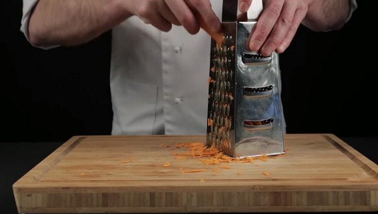 Rub the carrots on a grater.