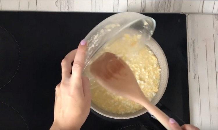 Nous transférons la sauce dans la casserole.