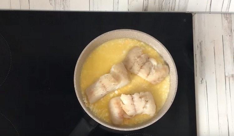 Mettez le poisson bouilli dans la sauce chauffée et faites-le chauffer pendant 2-3 minutes.