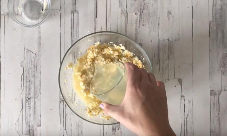 Después de mezclar los huevos con aceite, agregue el caldo restante después de cocinar el pescado.