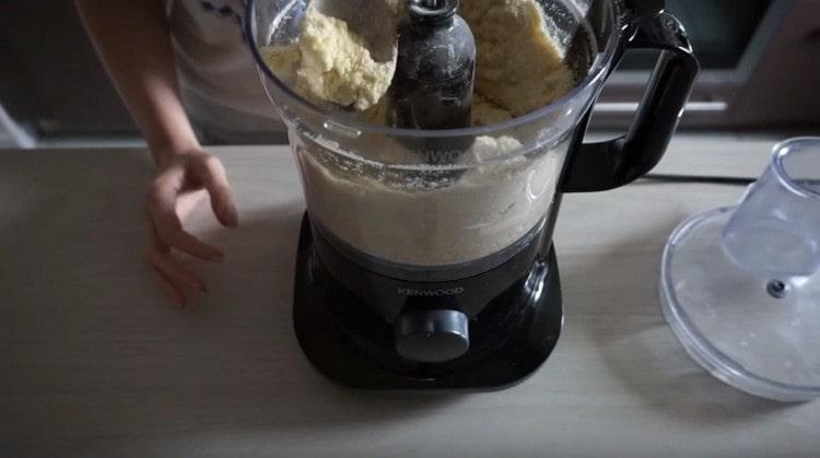 Ajouter le beurre à la farine et broyer la masse en chapelure.