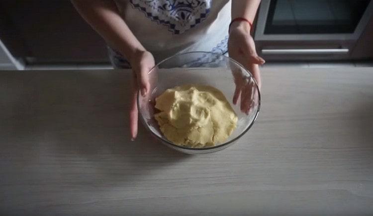 Ajouter la masse d'œufs à la chapelure de beurre avec la farine et pétrir la pâte.