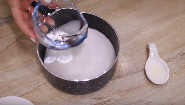 Para el almíbar, combine el azúcar con agua.