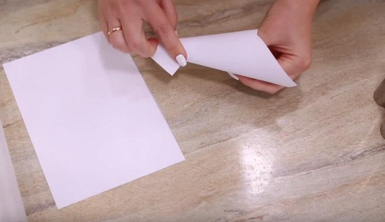Nous transformons les morceaux de papier en cônes.