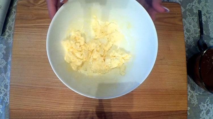 Para preparar la crema, ponga la mantequilla en un tazón.