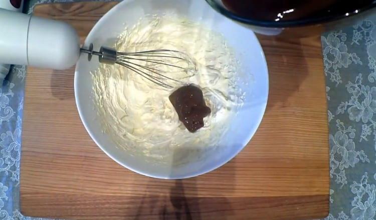 Batiendo la mantequilla con una batidora, agréguele leche condensada.