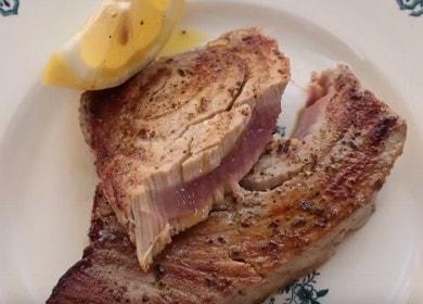 Cocinamos el atún a la parrilla correctamente: una receta paso a paso con una foto.
