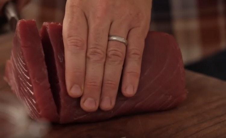 Del filet de tonyina tallem els filets de porció.