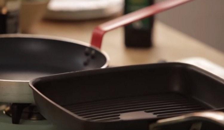 Preheat the pan, grill or regular.