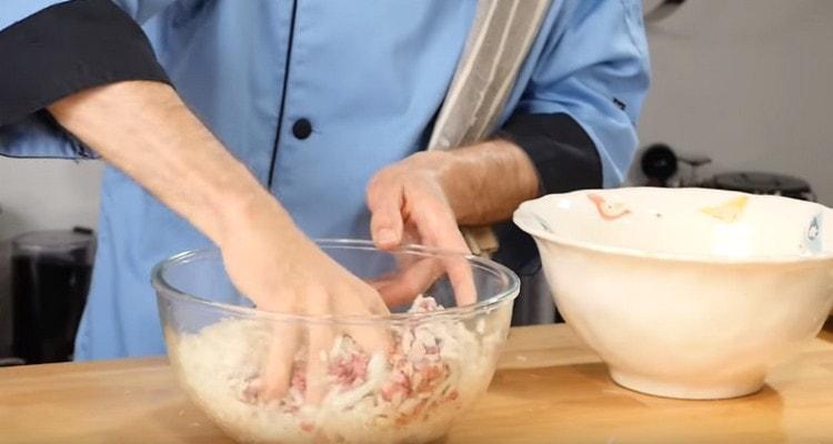 Add spices to the onion with lamb and mix.