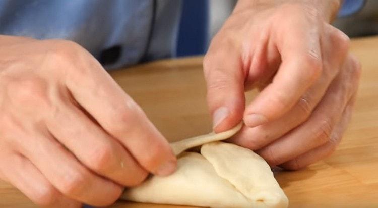 Add the dough in the form of a triangle.