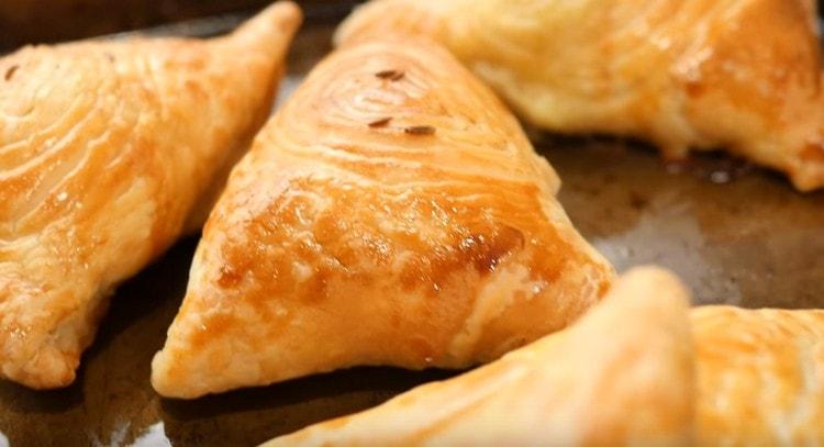 Fragrant Uzbek samsa is ready.