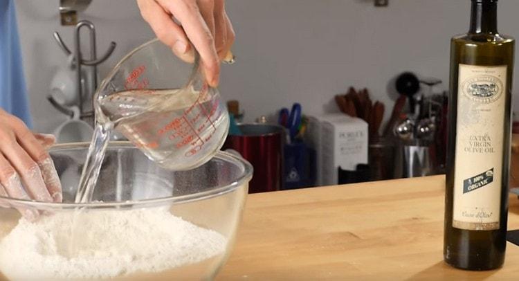 Ajouter de l'eau salée à la farine.