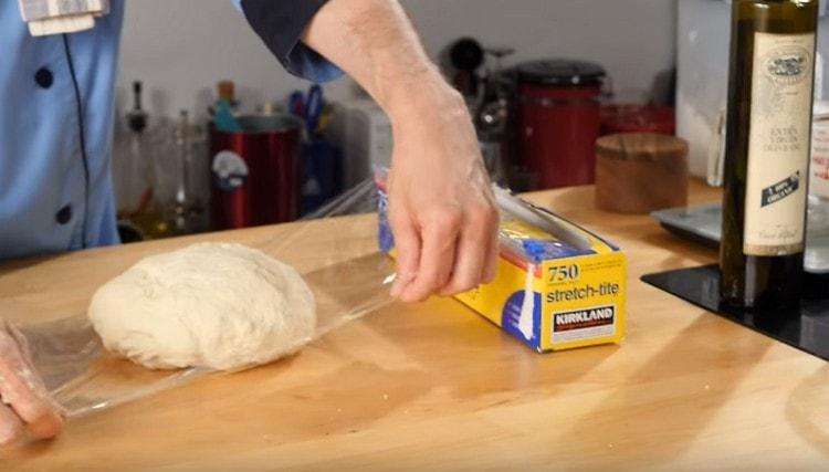 Wrap the dough in cling film.