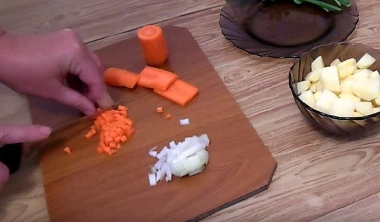 Cortar la cebolla y la zanahoria en dados muy pequeños.
